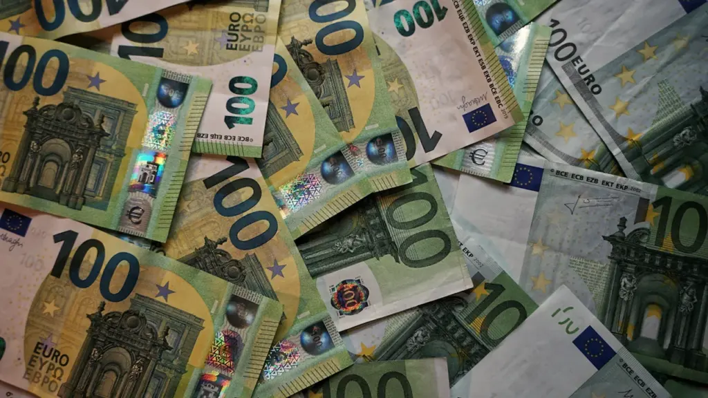 Ein Haufen von 100-Euro-Banknoten als Symbol für die aktuelle Zinsentscheidung der EZB.