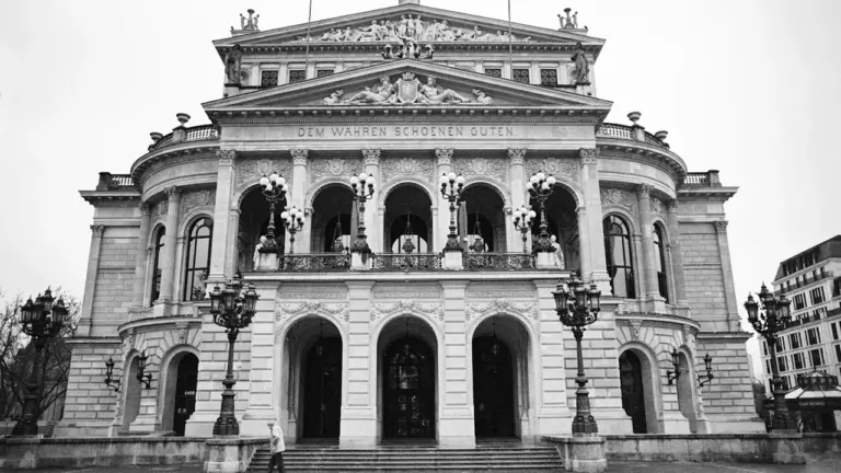 Frankfurt: Opernhaus-Backstage für 10 Euro erleben
