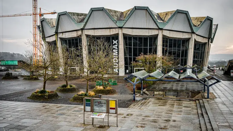Das markante Audimax-Gebäude der Universität in Essen mit seiner geometrischen Dachkonstruktion.