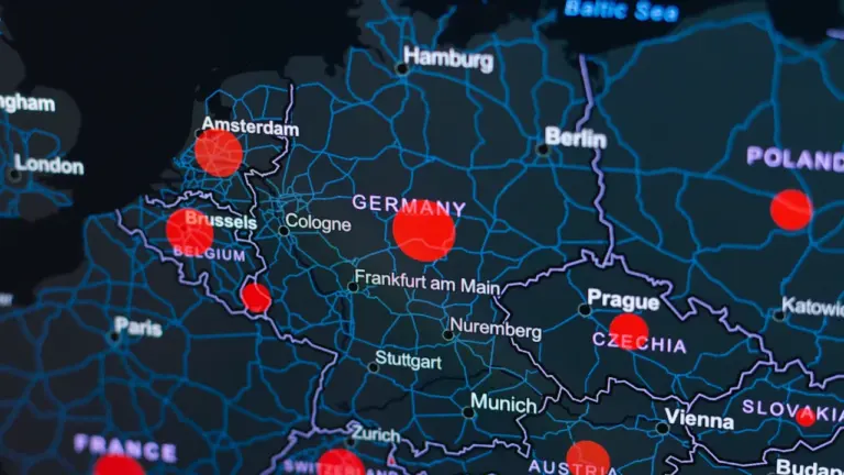 Digitalisierte Weltkarte mit roten Markierungspunkten zur Visualisierung internationaler Krisenherde und Vernetzung.
