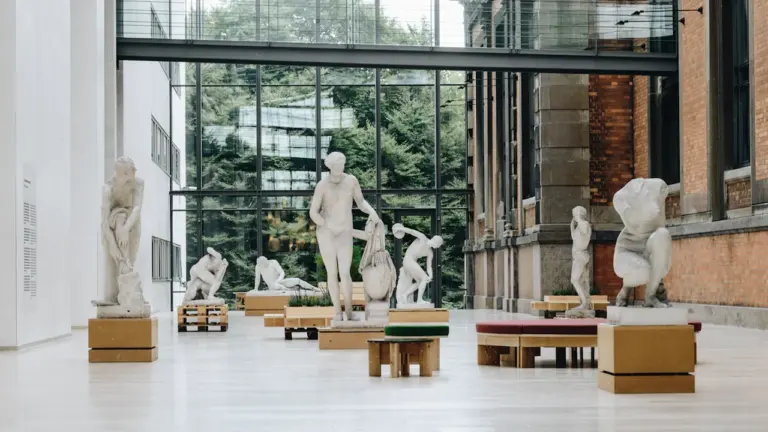 Zeitgenössische Skulpturen in einer hellen, modernen Galerie in Paderborn ausgestellt.
