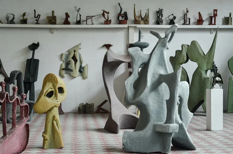 Kunstausstellung „Brittle Bodies“: Adidal Abou-Chamat in Paderborn