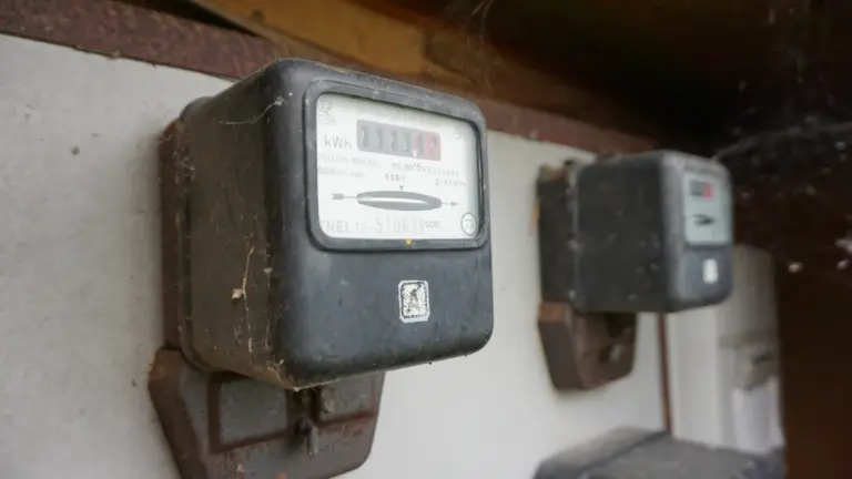 Zwei alte Stromzähler montiert an einer Wand in Deutschland für Energiepreis-Berichterstattung.