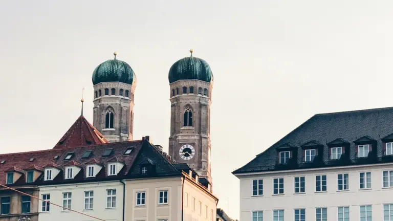 Luftaufnahme von München mit dem Marienplatz und der Frauenkirche bei Tag
