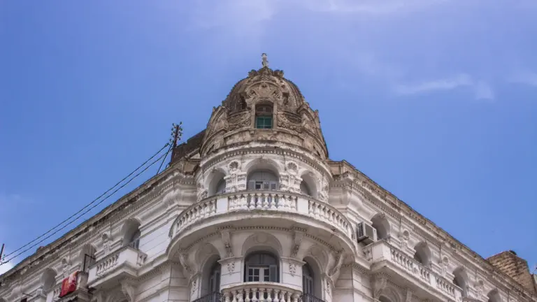 Historisches Gebäude mit prachtvoller Kuppel unter einem klaren blauen Himmel in der Stadt.