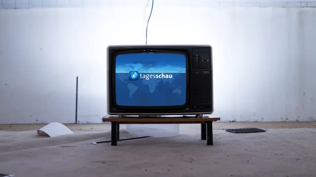 Ein alter Röhrenfernseher zeigt das Logo der deutschen Nachrichtensendung Tagesschau.