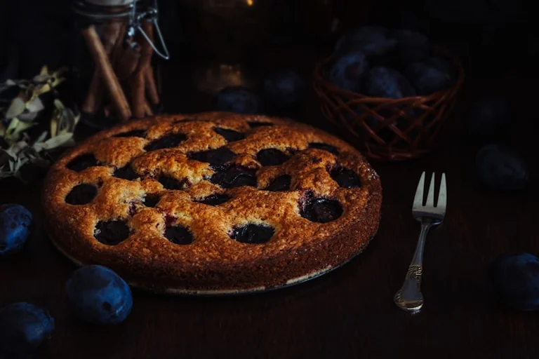 Zwetschgenkuchen vom Blech: Saftiger Hefeboden ohne Durchweichen