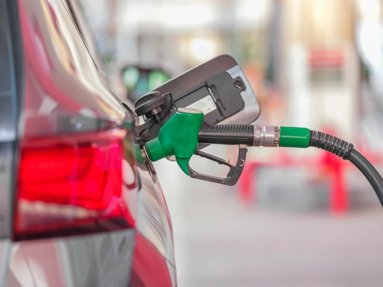 Spritkosten senken: Tankpreise vergleichen und Fahrten bündeln